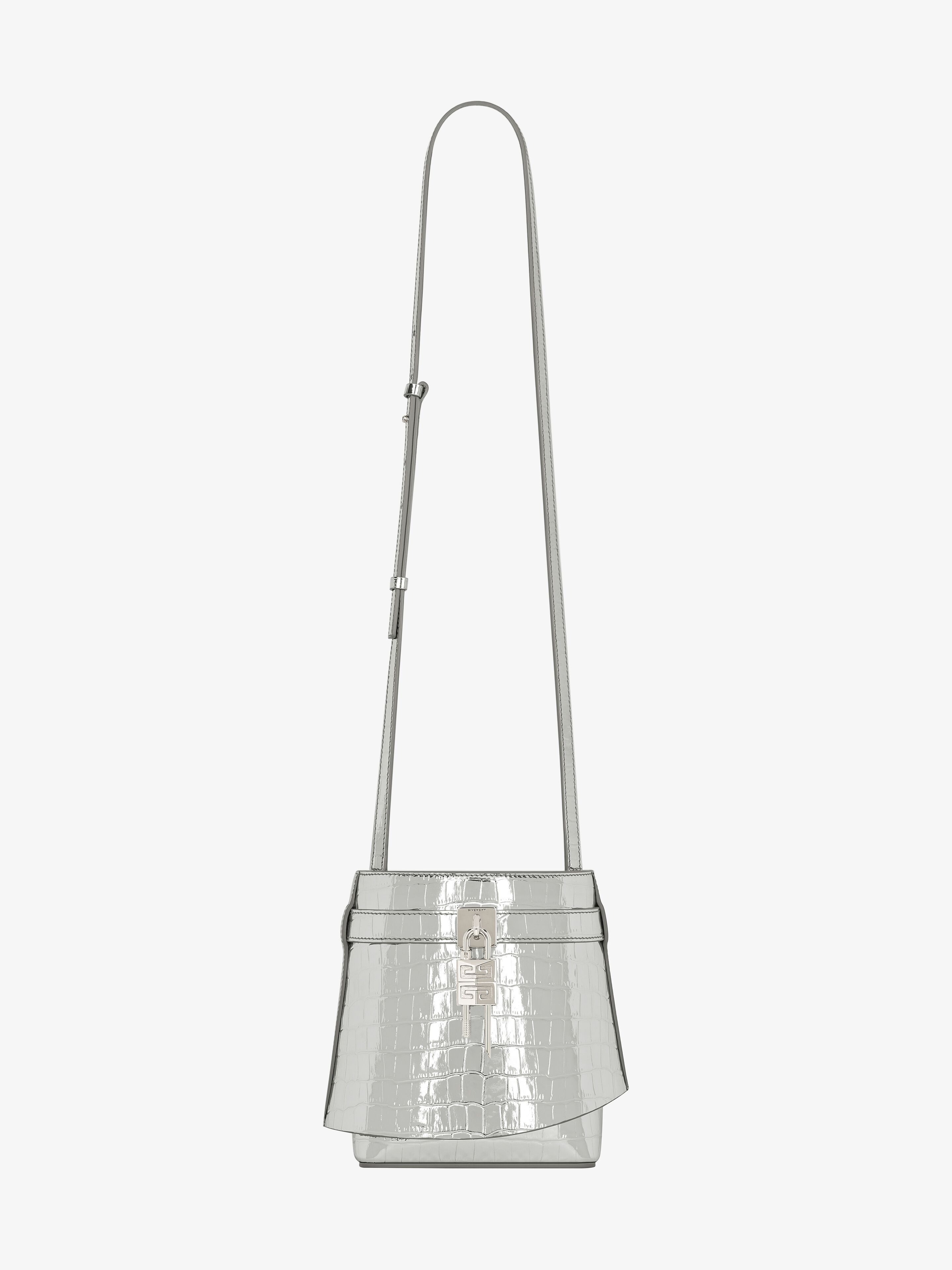 oc11z0725 Size: OS / Shark Lock Bucket Bag in Silvery