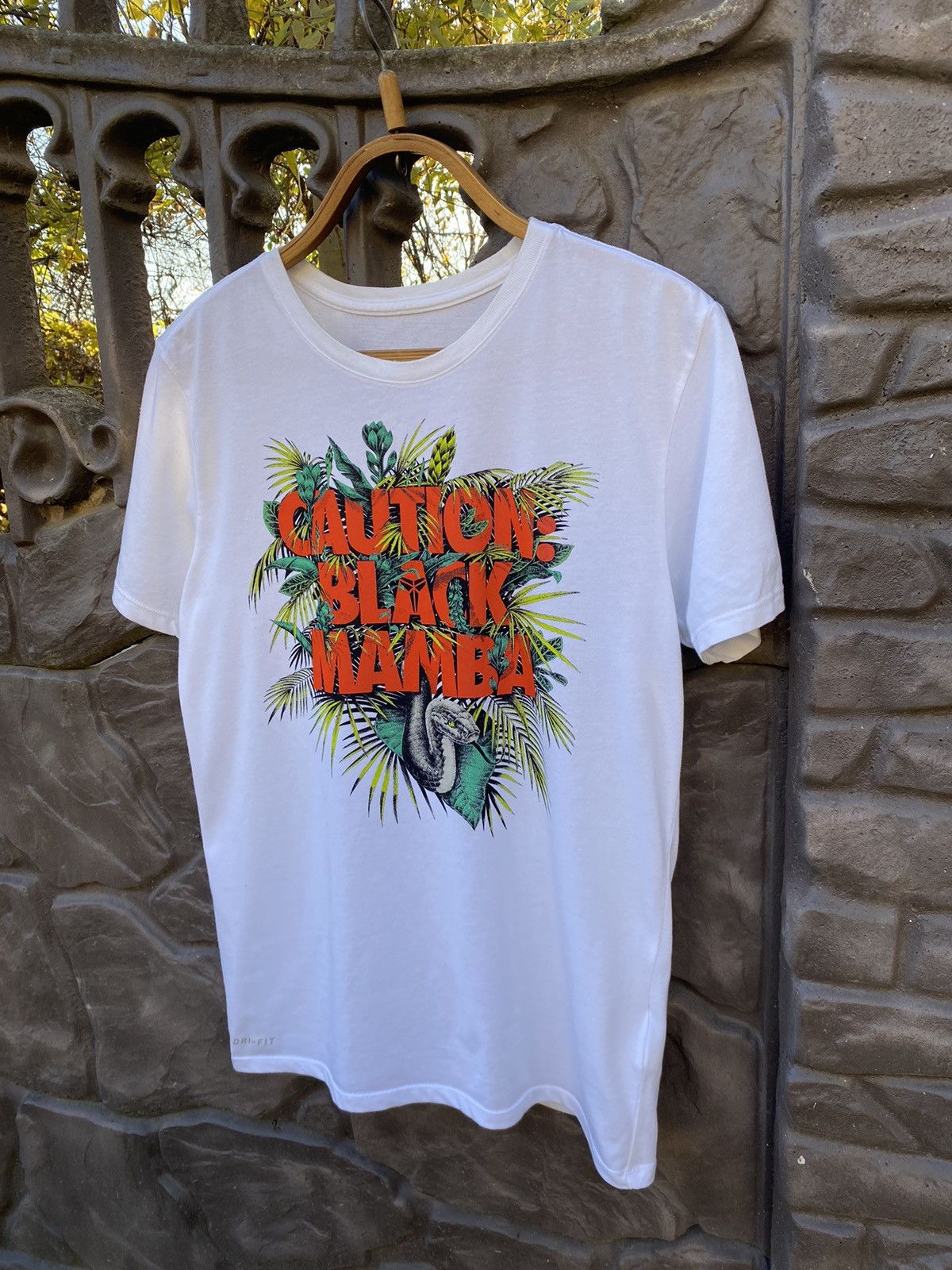 Nike × Vintage Vintage Nike Basketball x Kobe Brayant Caution Black Mamba Size US M / EU 48-50 / 2 - 3 Thumbnail