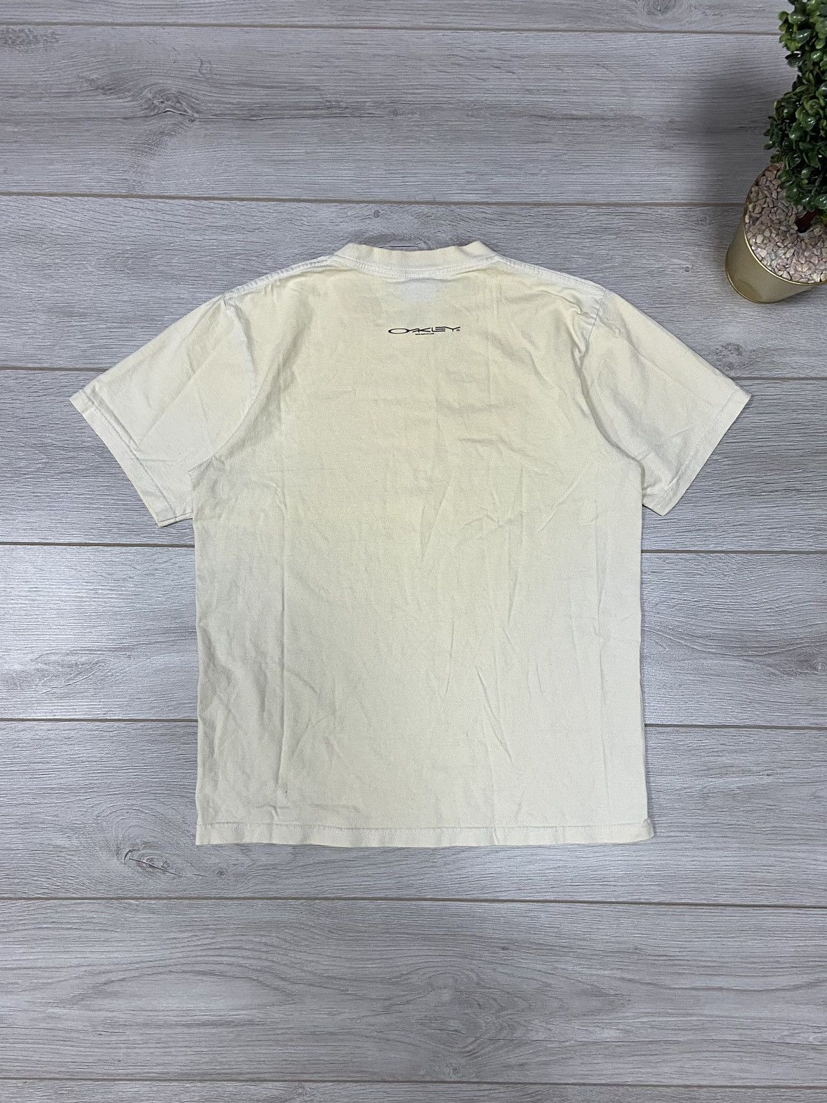 Oakley Oakley vintage big circle logo distressed t-shirt Size US L / EU 52-54 / 3 - 7 Thumbnail