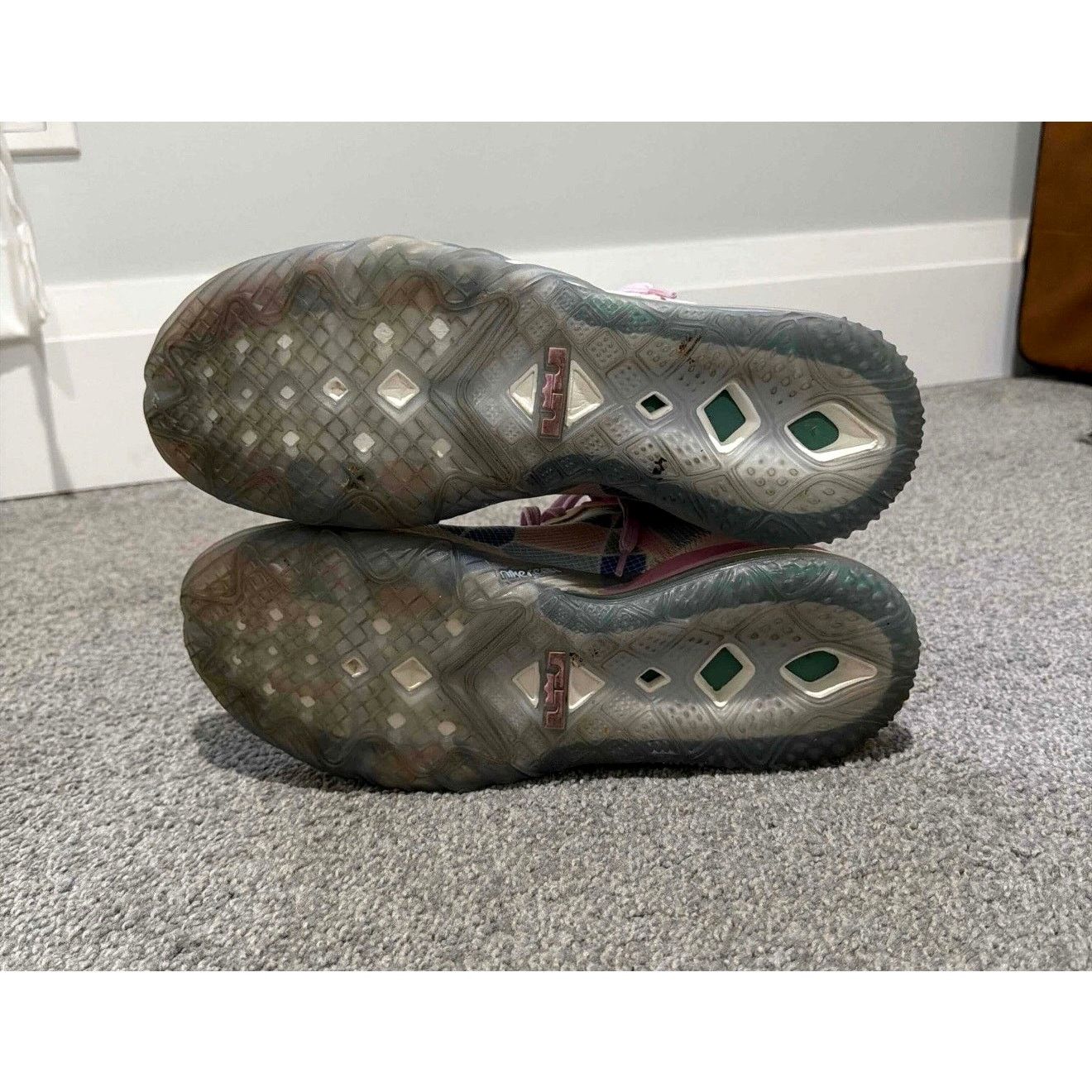 Nike Atmos Nike Lebron 18 low Sakura CV7562-101 Size 11 Size US 11 / EU 44 - 6 Thumbnail