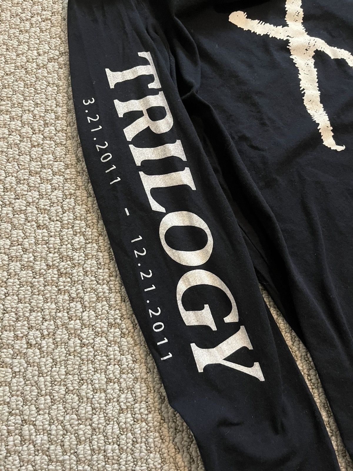 XO The Weeknd Trilogy 5 Year Anniversary along sleeve Size US L / EU 52-54 / 3 - 3 Thumbnail