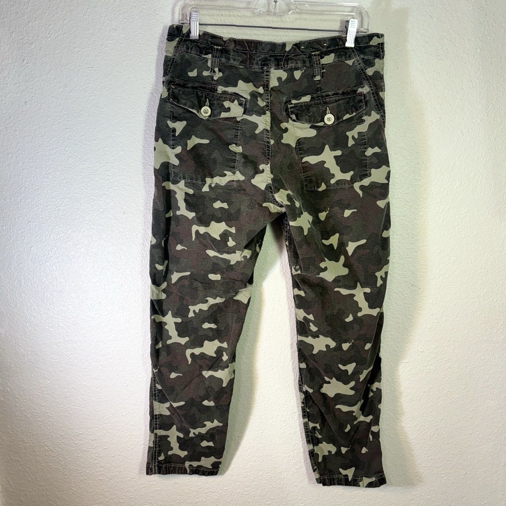 Anthropologie Anthropologie The Wanderer Camo Pants Women's 31 Cargo Straight Inseam 27 Fall Seasonal Stretch Denim Cotton Elastane Regular Color Green Pants Size 24" / US 00 / IT 34 - 2 Thumbnail