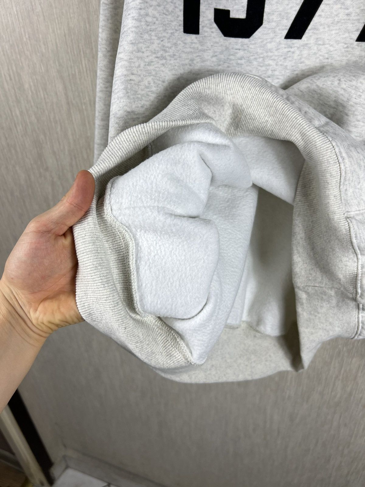 Fear of God Fear of God essentials 1977 velvet logo light gray hoodie Size US S / EU 44-46 / 1 - 16 Thumbnail