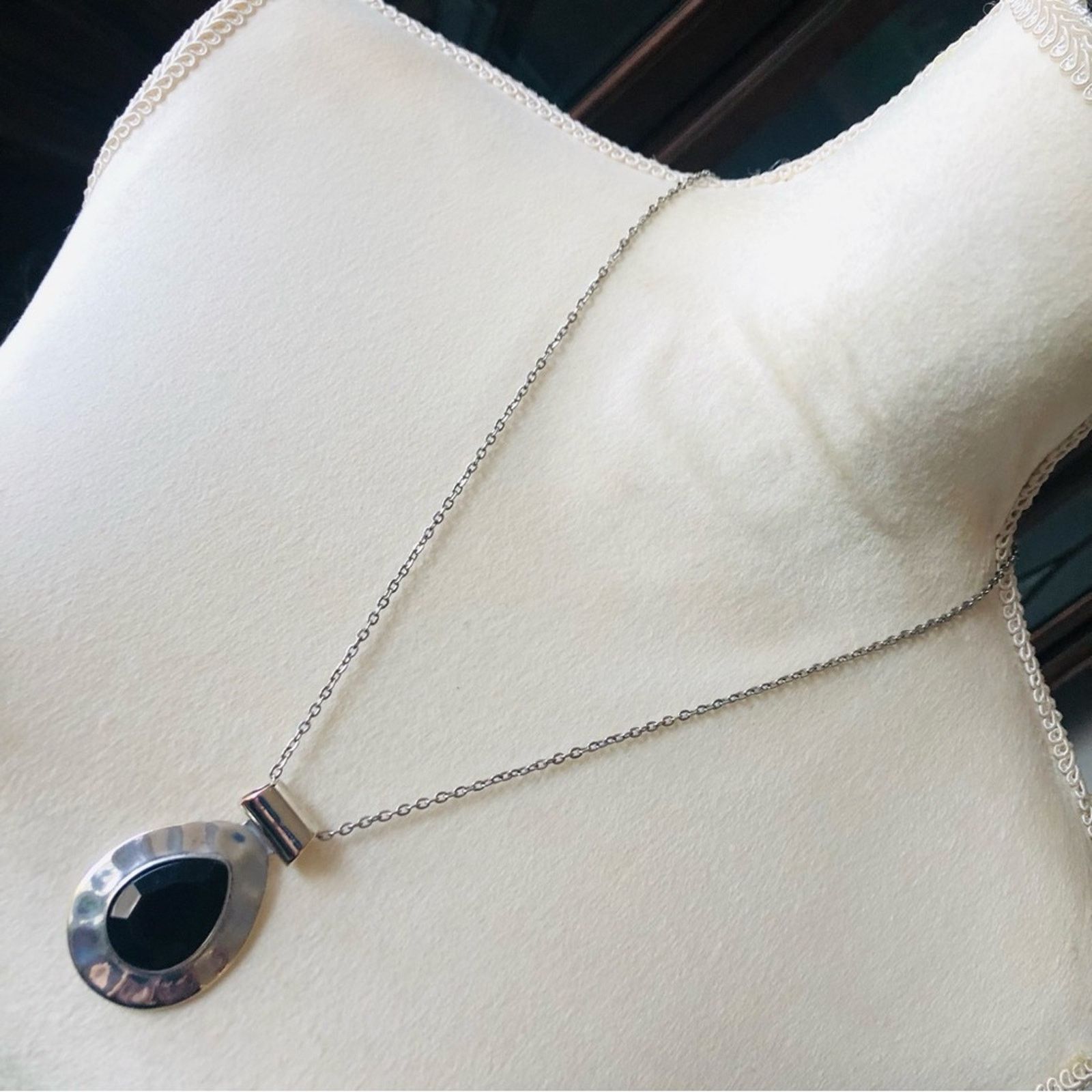 Vintage Vintage faceted black teardrop pendant on chain necklace Size ONE SIZE - 1 Thumbnail