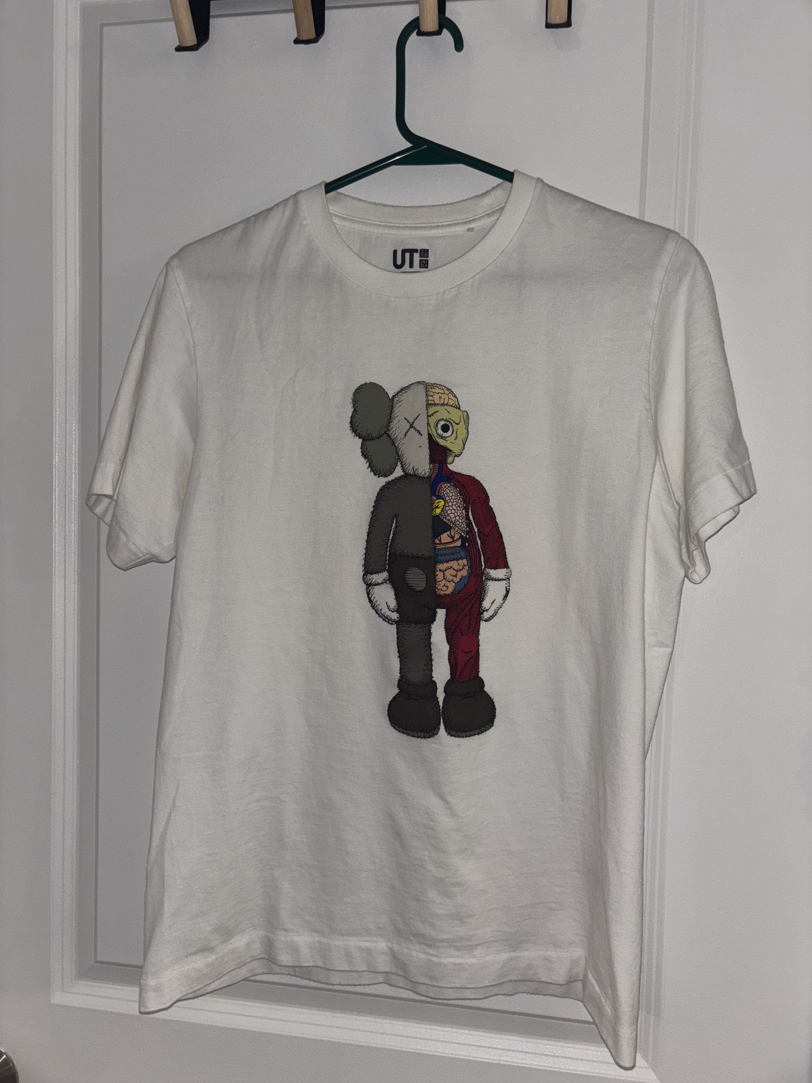 Kaws × Uniqlo KAWS x Uniqlo T-shirt SS2019 Collaboration Size US S / EU 44-46 / 1 - 1 Thumbnail