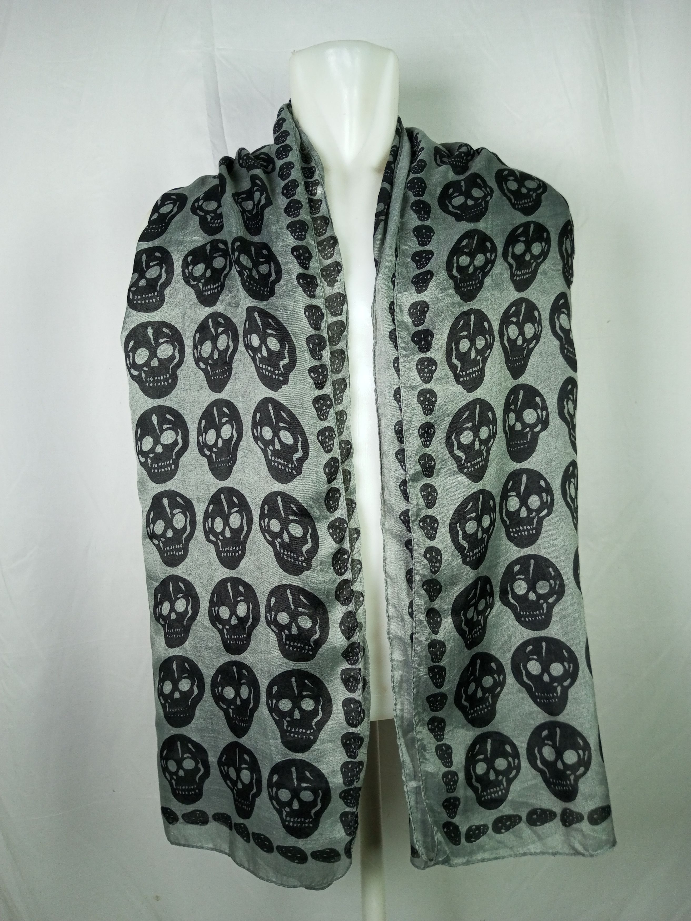 Japanese Brand Skulls Scarf Muffler Inspired By Alexander McQueen Size ONE SIZE - 1 Thumbnail