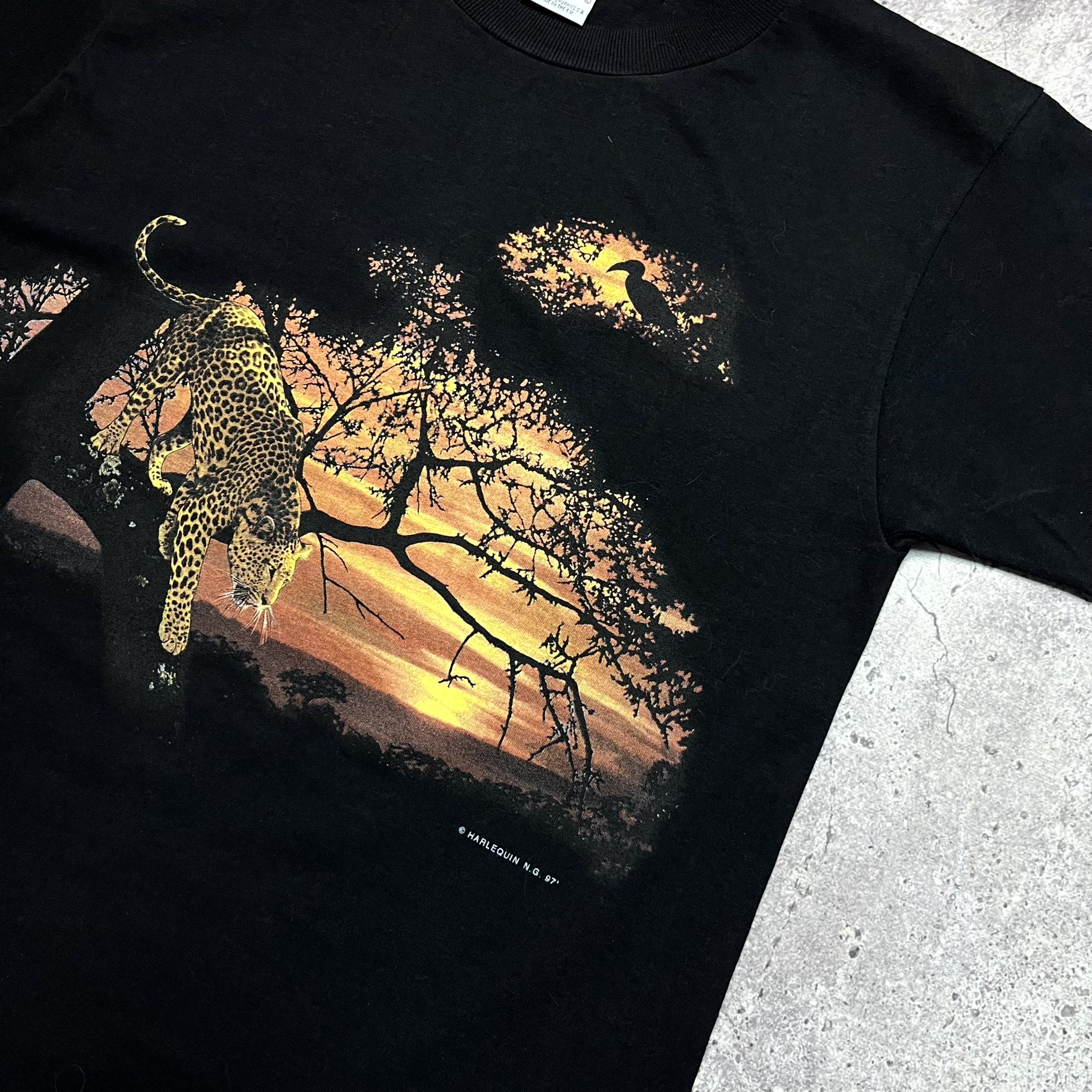Vintage Vintage 90s Harlequin Leopard Sunset T‑Shirt Black Size M Size US M / EU 48-50 / 2 - 5 Thumbnail
