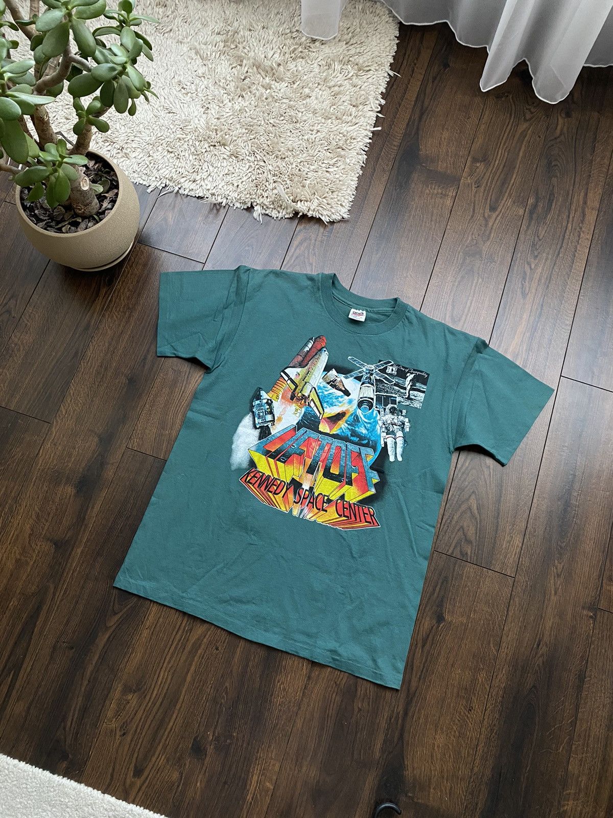 Vintage Vintage NASA Kennedy Space Center 1990 Tee Shirt Size US L / EU 52-54 / 3 - 1 Thumbnail