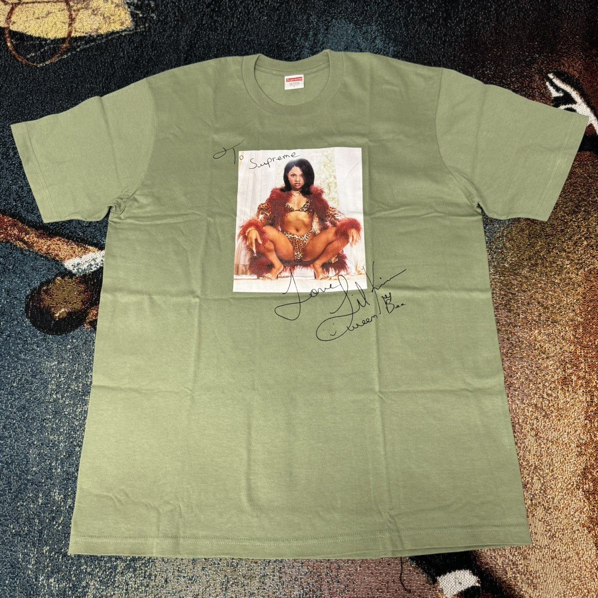 Supreme LIL KIM X SUPREME PHOTO TEE LIGHT OLIVE Size US L / EU 52-54 / 3 - 1 Thumbnail