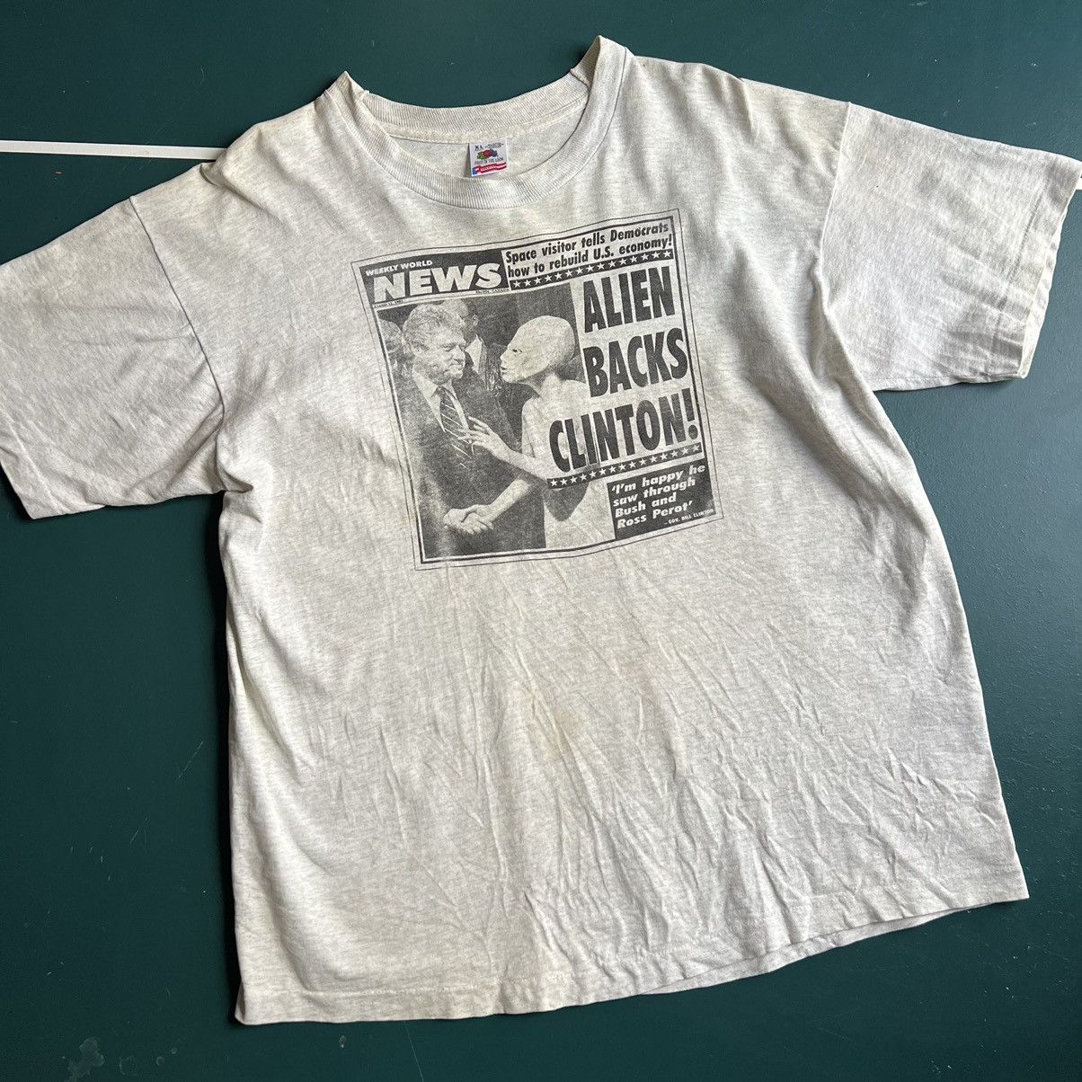 Fruit Of The Loom × Vintage Vintage 90's Alien Backs Clinton Newspaper Single Stitch Size US XL / EU 56 / 4 - 2 Thumbnail