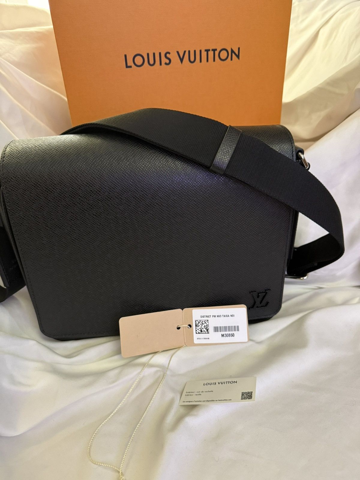 Louis Vuitton Louis Vuitton District PM NV3 Black Taiga Leather - FULL SET Size ONE SIZE - 2 Thumbnail