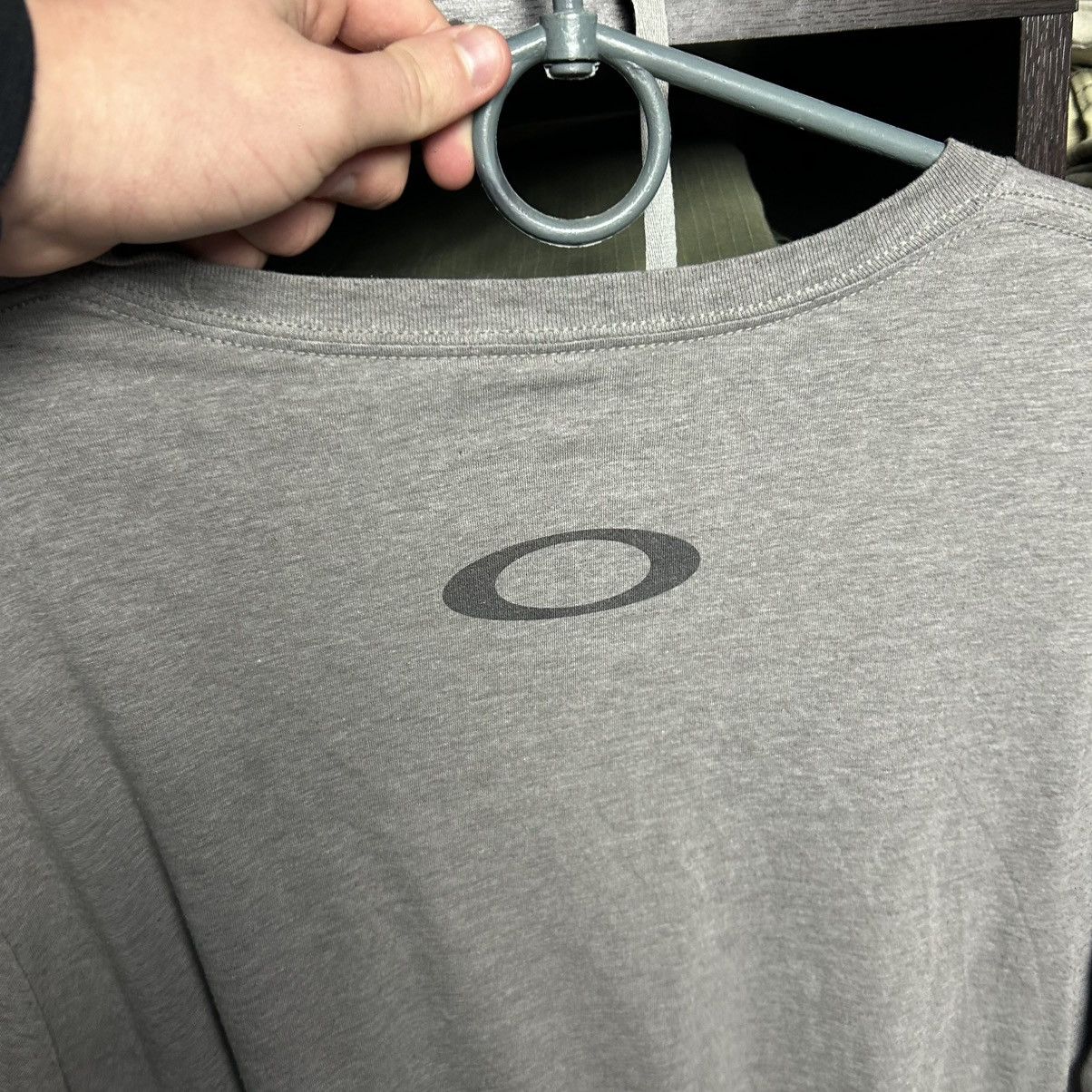 Oakley Vintage Oakleg Softwear big logo y2k streetwear tee size L Size US L / EU 52-54 / 3 - 7 Thumbnail