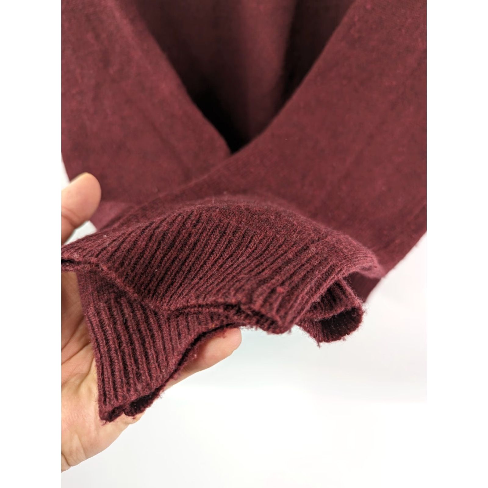 Abercrombie & Fitch VINTAGE Abercrombie & Fitch Sweater Unisex Adults Wool Maroon V-Neck Pullover Knit Size L Size US L / EU 52-54 / 3 - 4 Thumbnail