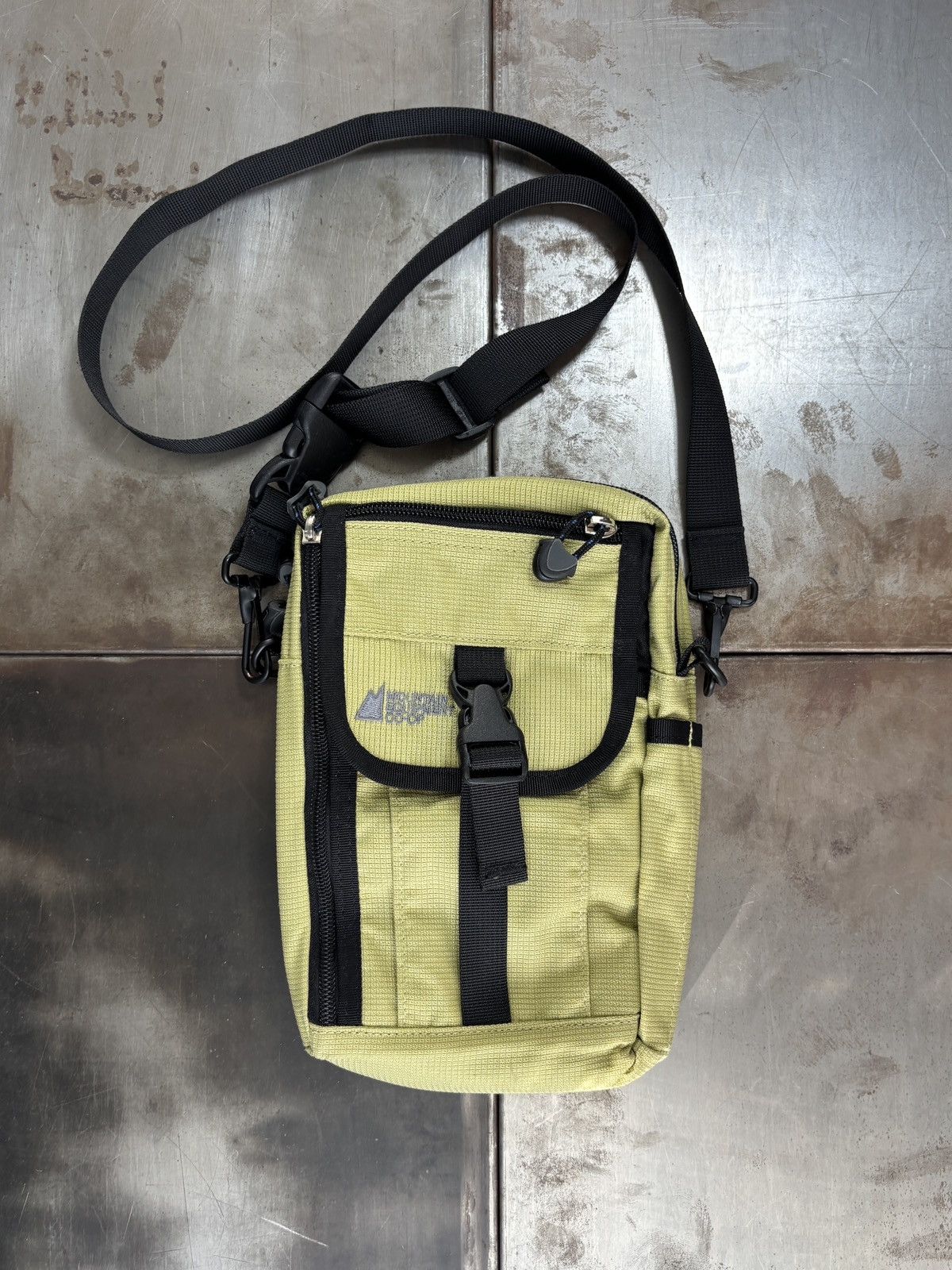 Mountain Equipment Company Vintage MEC Crossbody Bag 2000s Sling Fanny Co-op Mini Pack Size ONE SIZE - 14 Thumbnail
