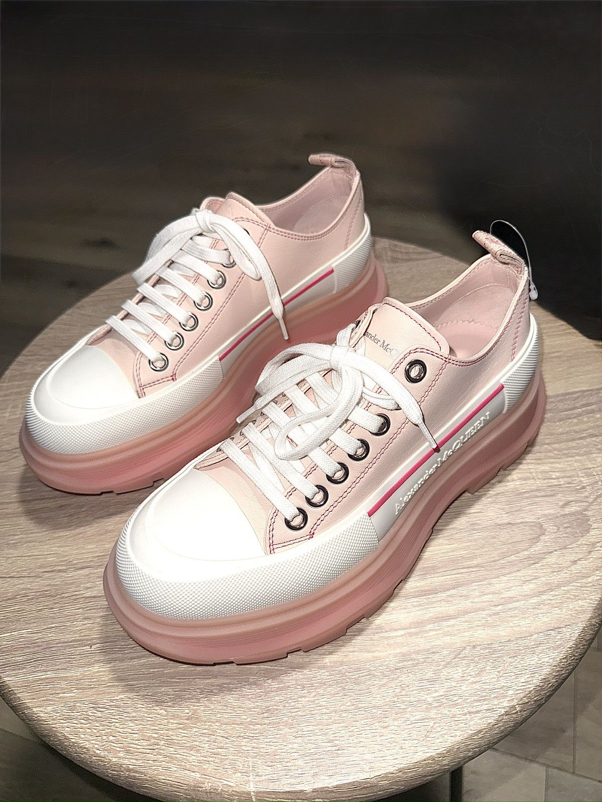 Alexander McQueen Alexander McQueen Tread Slick Low Top Sneakers 39 Size US 9 / IT 39 - 7 Thumbnail