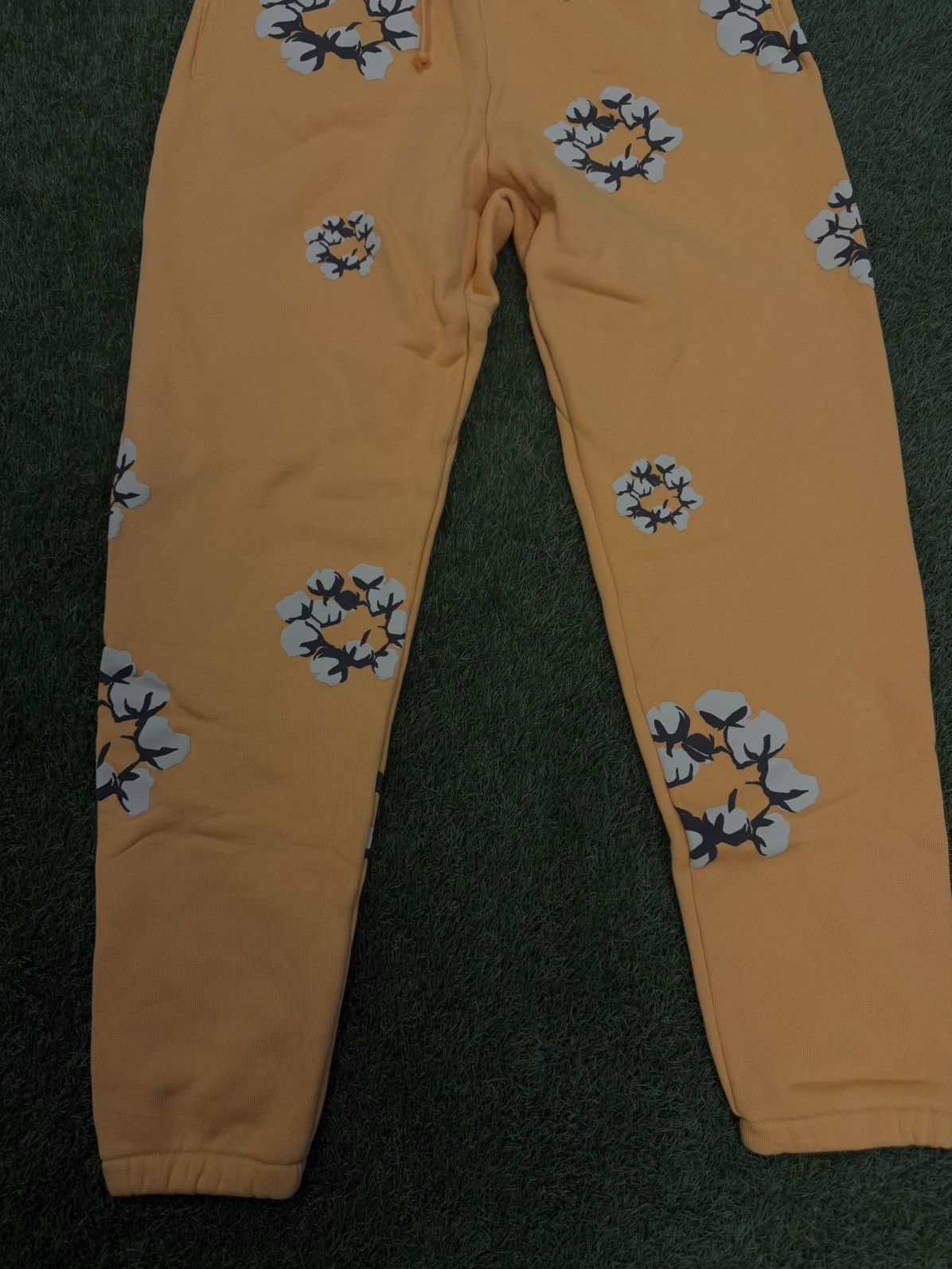 Cactus Plant Flea Market × DENIM TEARS Denim Tears CPFM Cotton Wreath Sweatpants Size M (NEW) Size US 31 - 4 Thumbnail