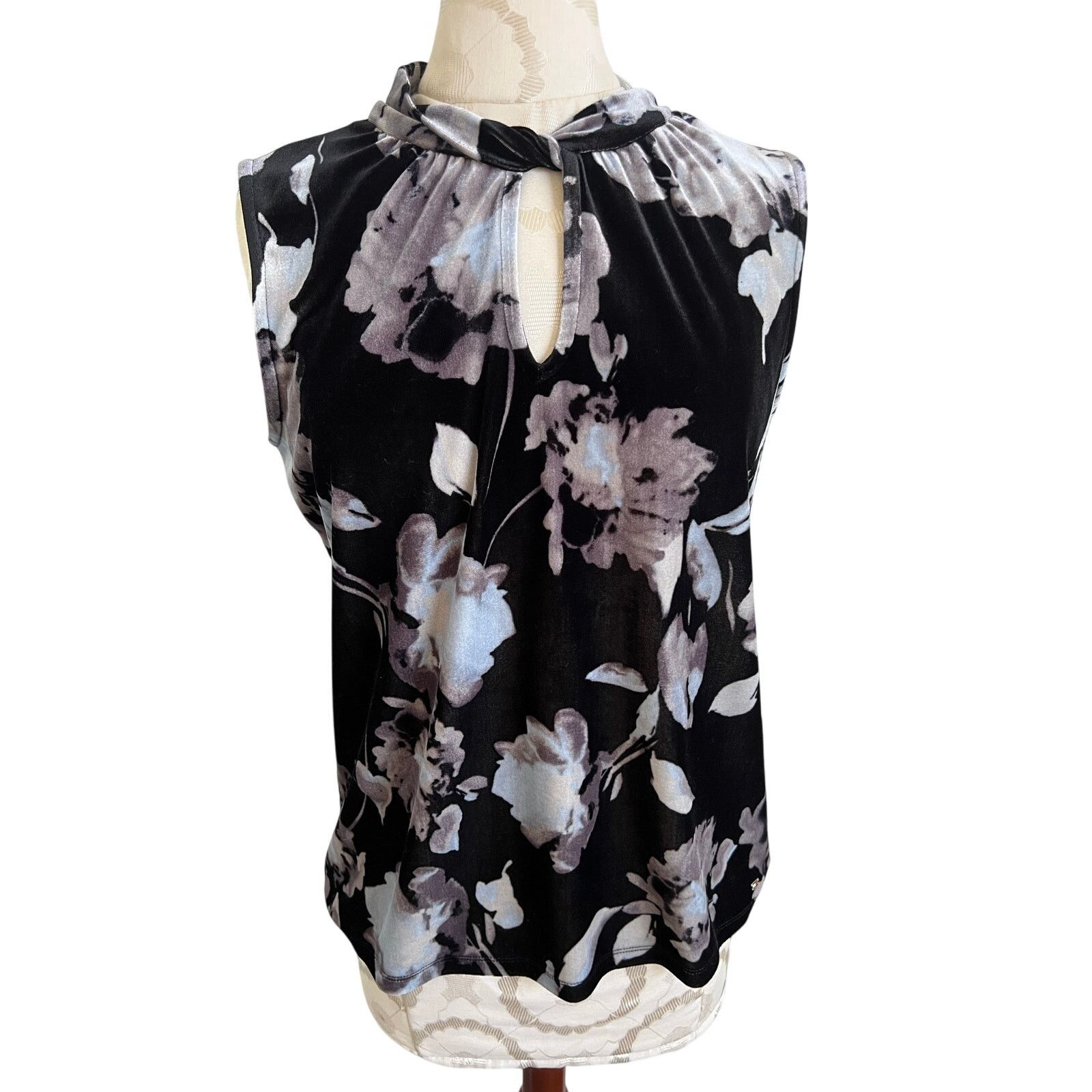 Tommy Hilfiger Tommy Hilfiger Sleeveless Velvet Classic Floral Blouse Small Size S / US 4 / IT 40 - 1 Thumbnail