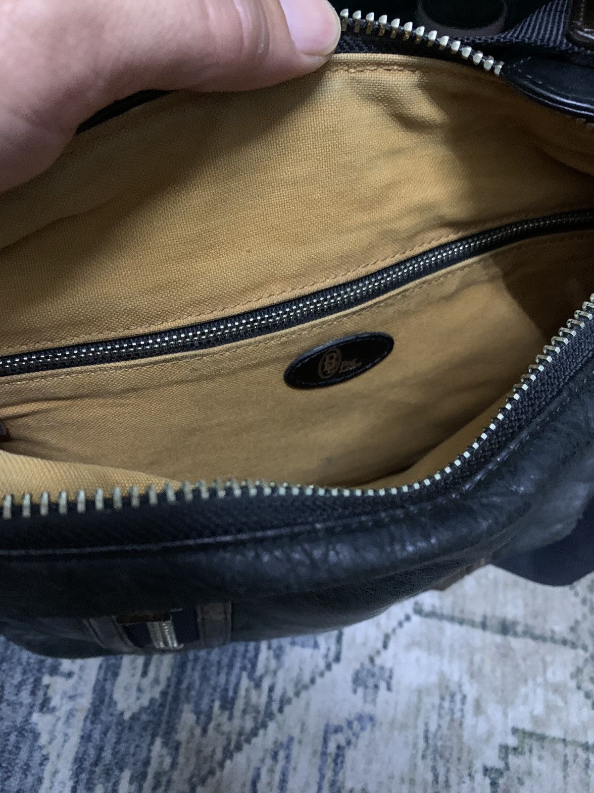 Japanese Brand Leather Sling Bag Liore Size ONE SIZE - 10 Thumbnail
