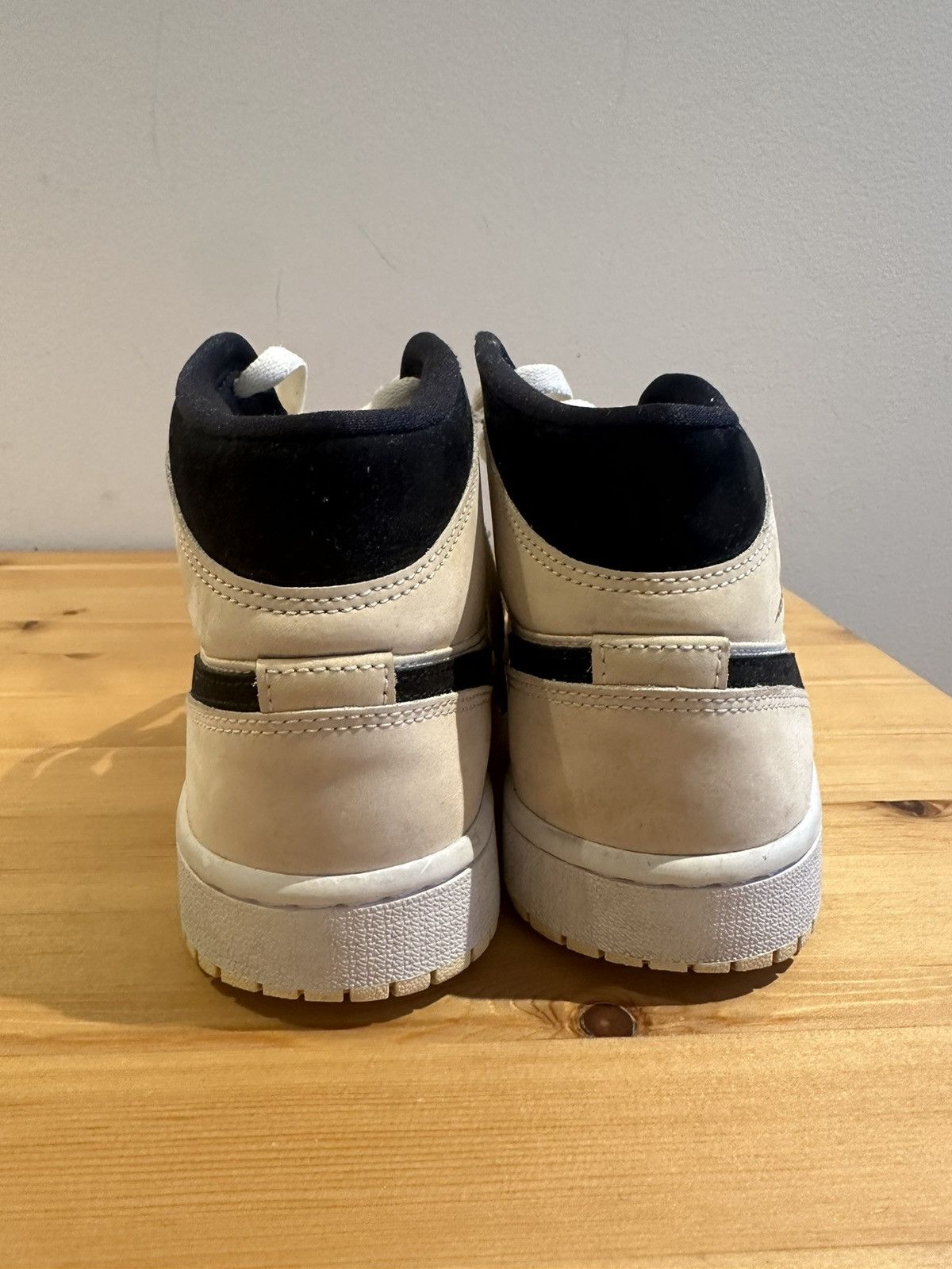 Jordan Brand × Nike Wmns Air Jordan 1 Mid 'Barely Orange' (Size 7.5) Size US 7.5 / IT 37.5 - 4 Thumbnail