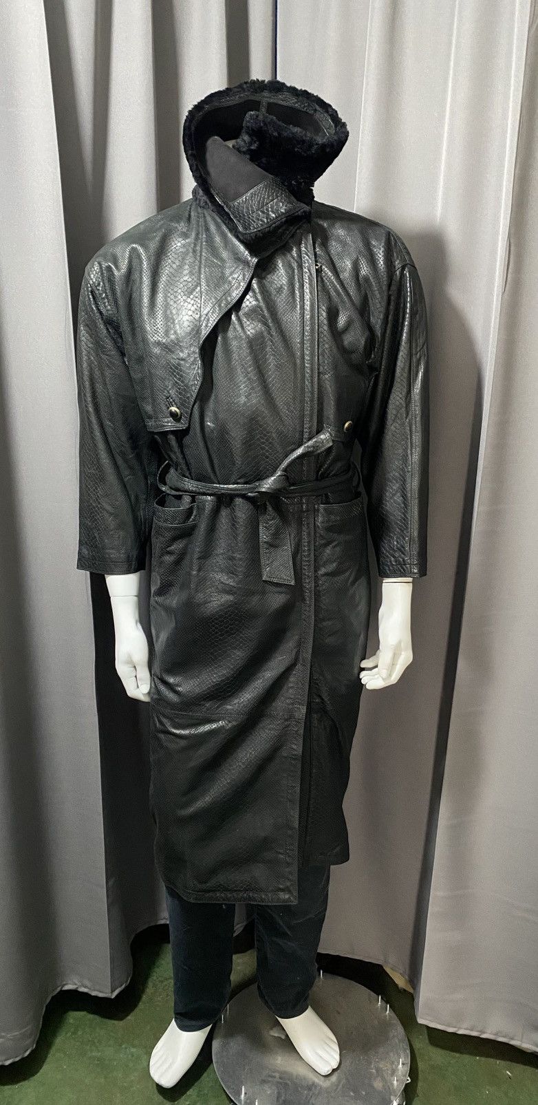 Versace 1990s Gianni Versace Snakeskin Embossed Leather Coat Size US L / EU 52-54 / 3 - 16 Thumbnail