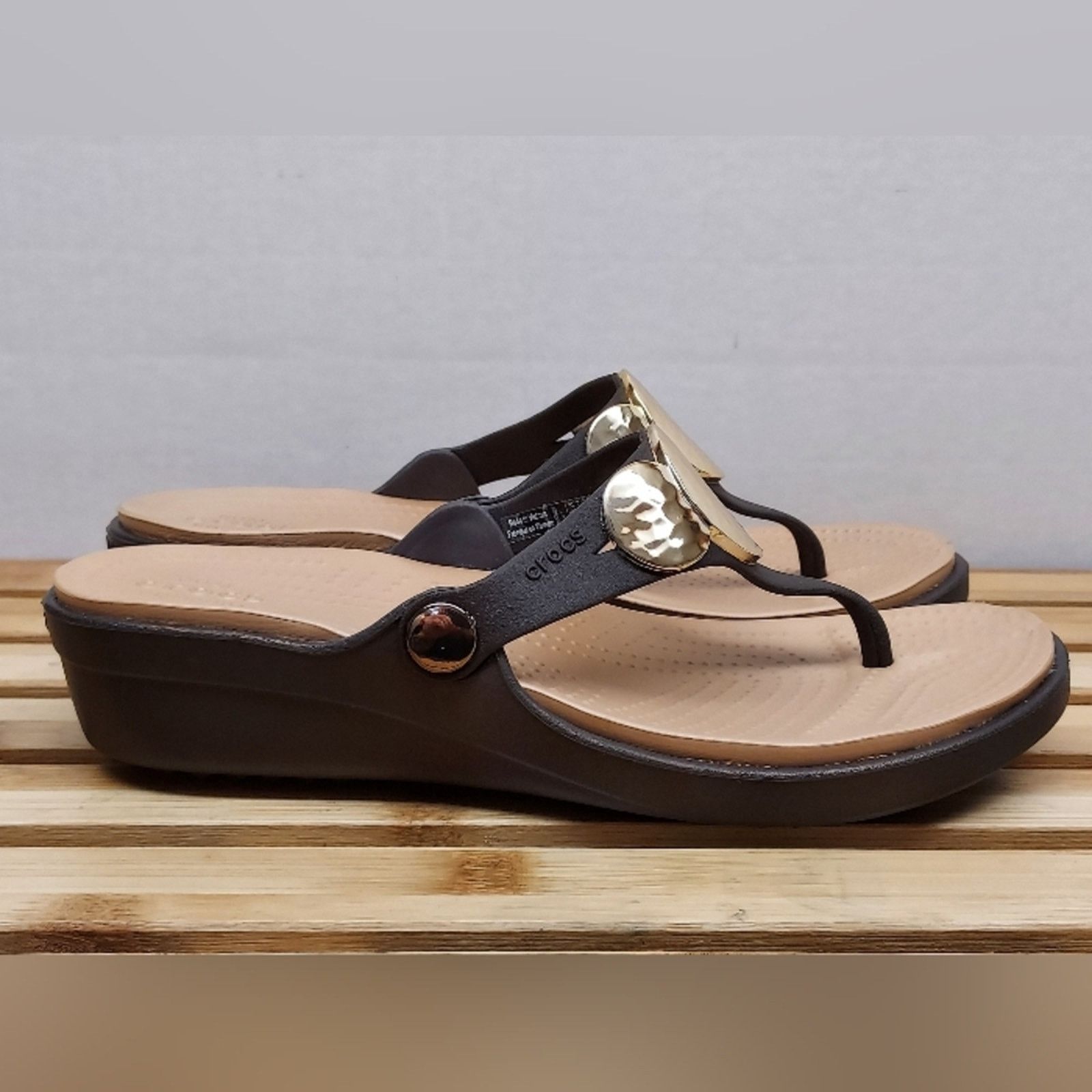 Crocs Crocs Womens Brown/Gold Sanrah Wedge Sandals Size 7 Size US 7 / IT 37 - 5 Thumbnail