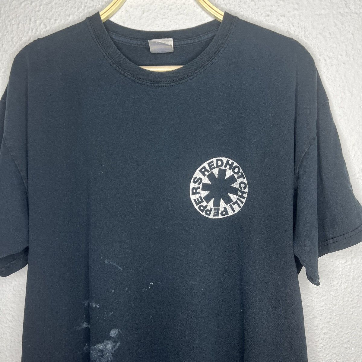 Band Tees Vintage Red Hot Chilli Peppers 2011 RHCP Distressed Tshirt Size US XL / EU 56 / 4 - 6 Thumbnail