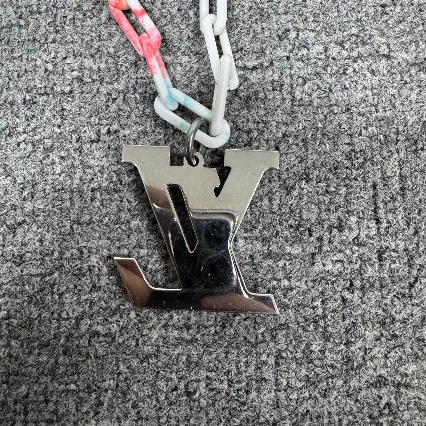 Louis Vuitton LV graffiti print chain silver LV pendant necklace Size ONE SIZE - 3 Thumbnail