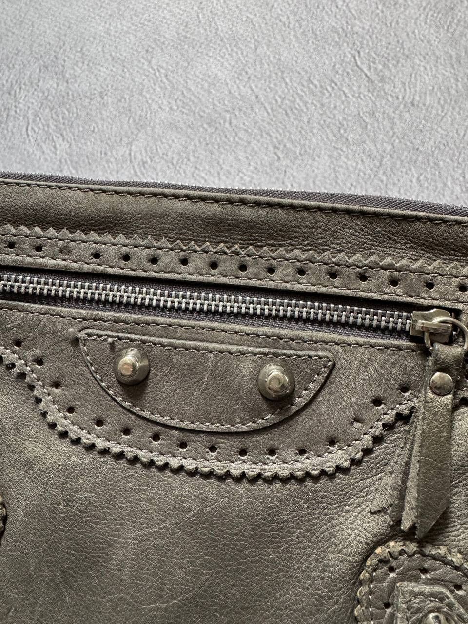 Vintage Vintage Distressed Leather Crossbody Bag Y2K Style Size ONE SIZE - 4 Thumbnail