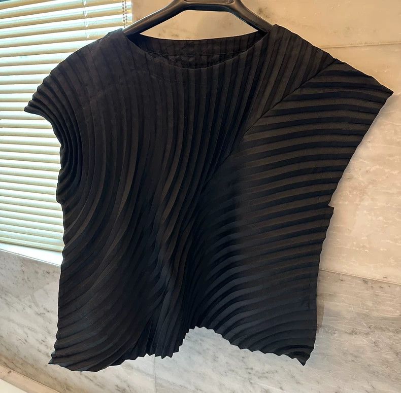 Issey Miyake Issey Miyake size:2 Black mainline vest Size XS / US 0-2 / IT 36-38 - 5 Thumbnail