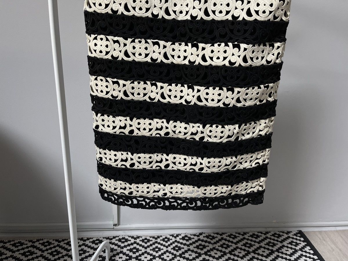 Burberry Prorsum Burberry Prorsum Midi Lace Skirt Size 38 Italy podium Size 26" / US 2 / IT 38 - 4 Thumbnail