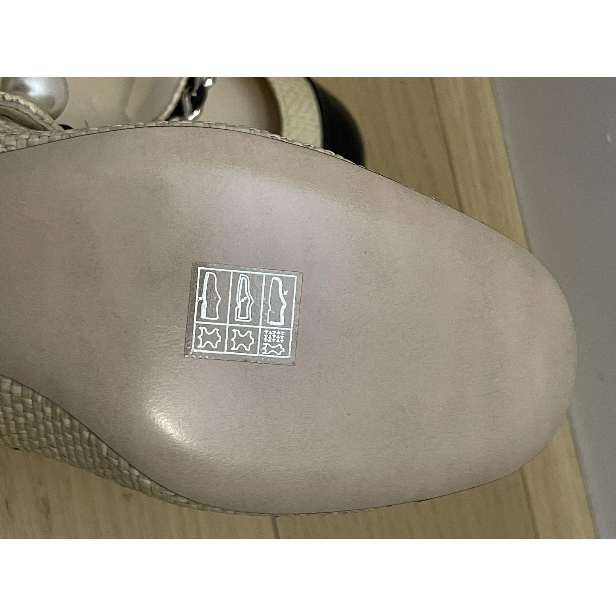 Miu Miu Miu Miu Tan/black Patent Leather And Raffia Slingback Pumps Size US 7 / IT 37 - 7 Thumbnail