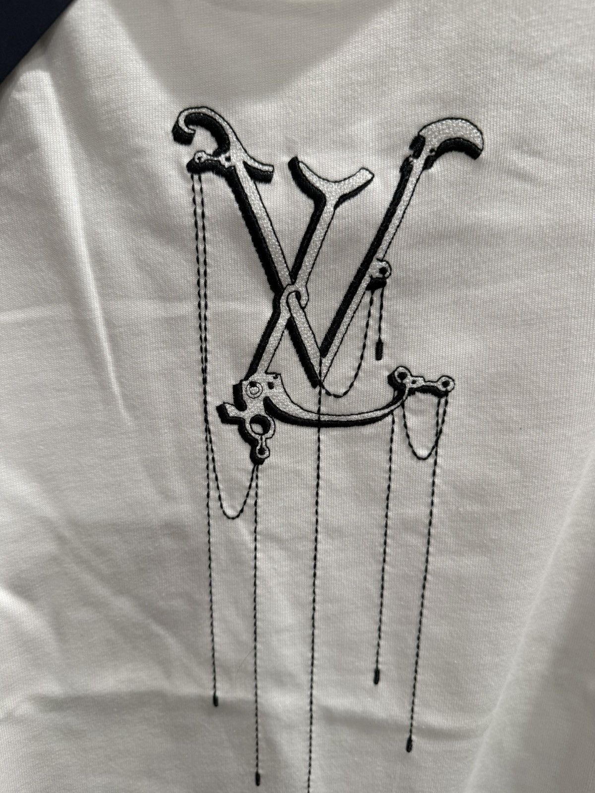 Louis Vuitton Louis Vuitton Embroidered Hook Logo T Shirt Size US XL / EU 56 / 4 - 3 Thumbnail