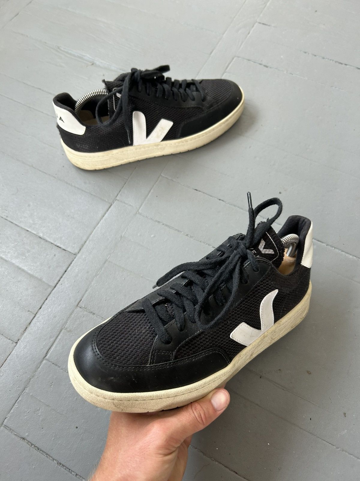 Veja Veja leather men’s low top sneakers Size US 8 / EU 41 - 2 Thumbnail