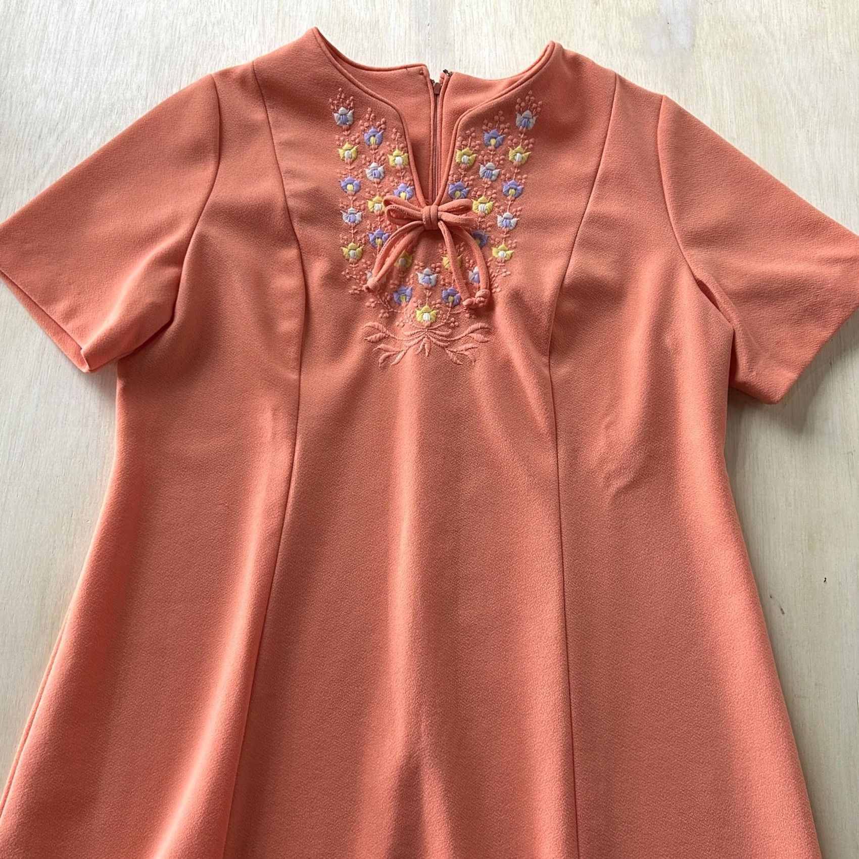 Vintage VINTAGE Dress Womens Medium Orange Floral Embroidered Bow V Neck A Line Knee Length Size M / US 6-8 / IT 42-44 - 3 Thumbnail