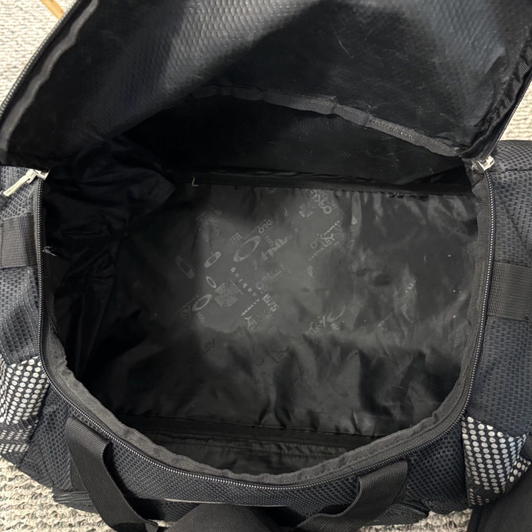 Oakley VINTAGE Oakley Duffle Bag Crossbody Strap 90s Luggage Weekender Black Nylon Polyester Canvas Large Mens Bags Size ONE SIZE - 7 Thumbnail