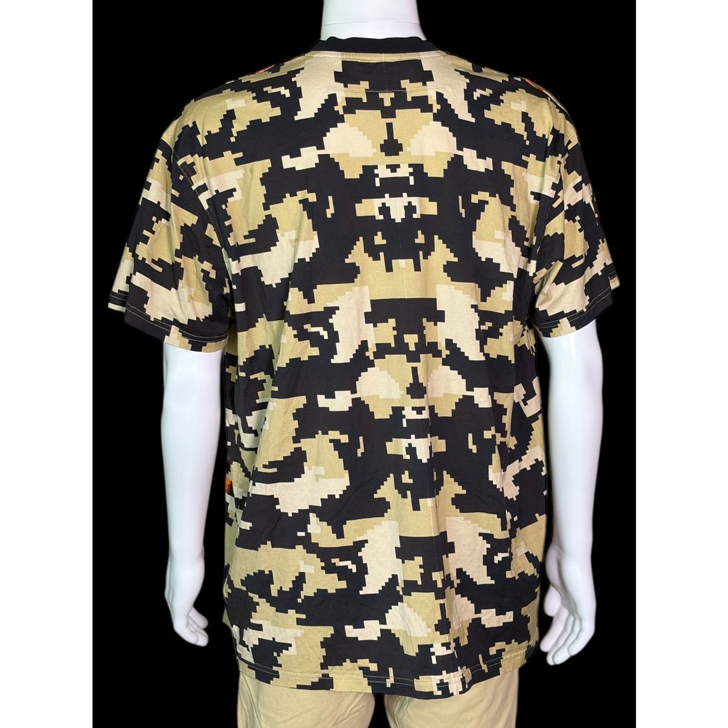 Givenchy Authentic Givenchy As Seen on Empire Pixelated Camo T-Shirt Size US L / EU 52-54 / 3 - 4 Thumbnail