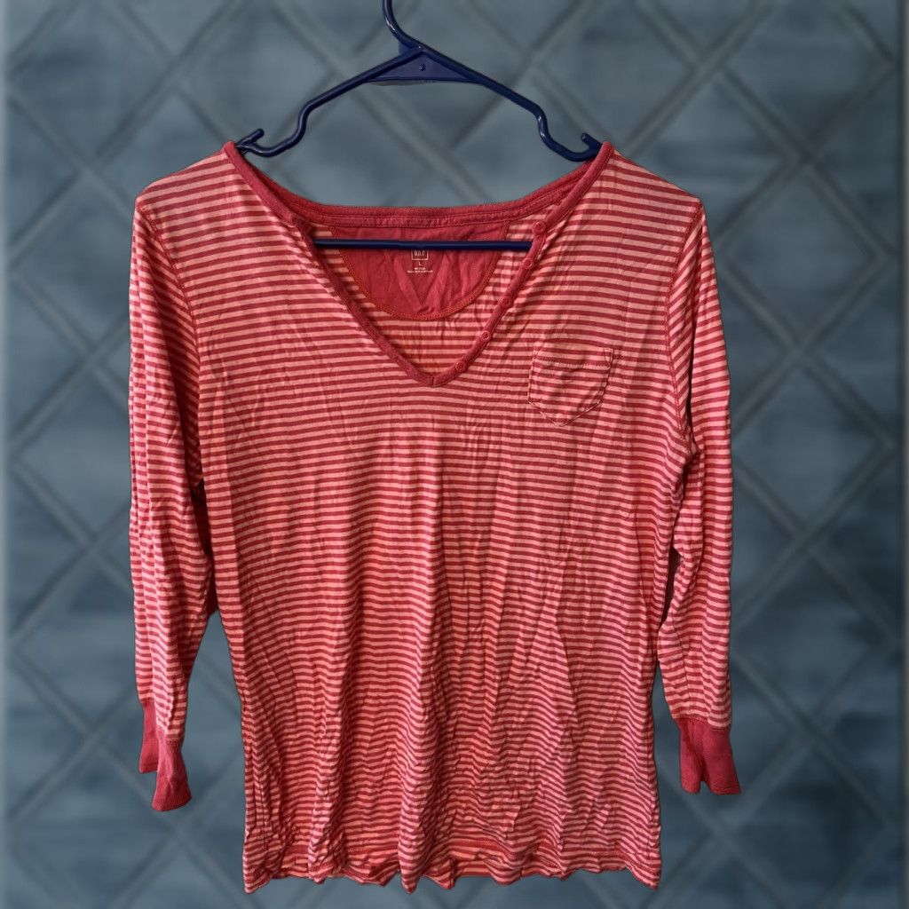Gap VINTAGE Gap Pink Striped Henley Solid T-Shirt 3/4 Sleeve Women L Adult Ladies Pink 90s Concert Style Mens Womens Boys Girls Size L / US 10 / IT 46 - 1 Thumbnail