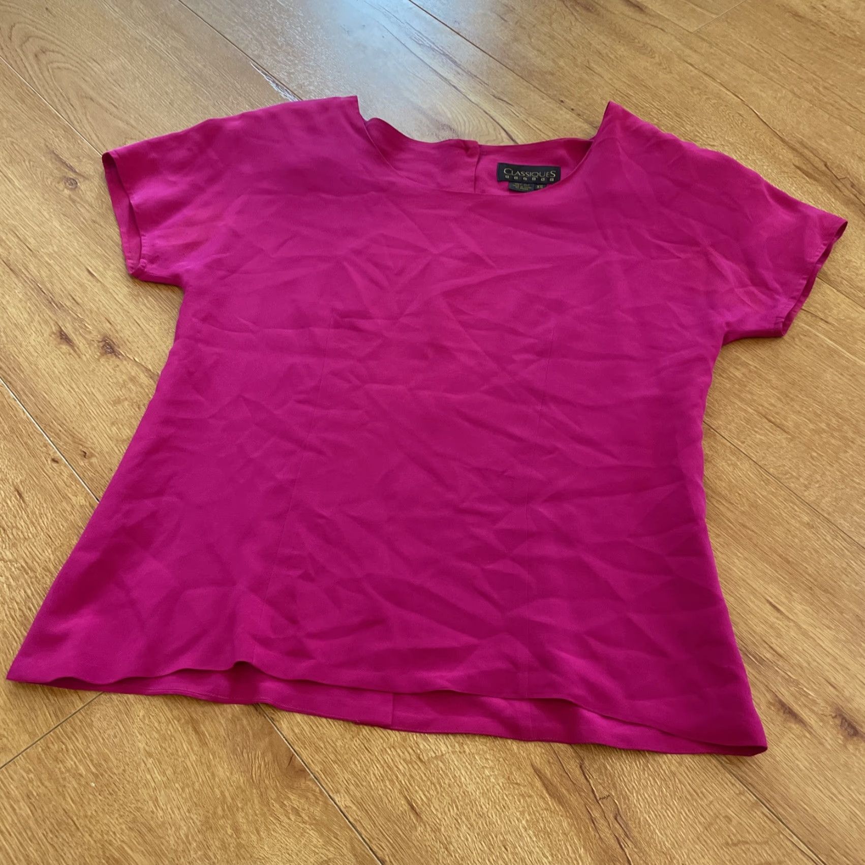 Vintage VINTAGE CLASSIQUES 100% Silk Fuchsia Pink Button Up Back Blouse XS Shoulder Pads Shirt Womens XS Short Sleeve Round Neck Lightweight Dry Clean Only Size XS / US 0-2 / IT 36-38 - 3 Thumbnail