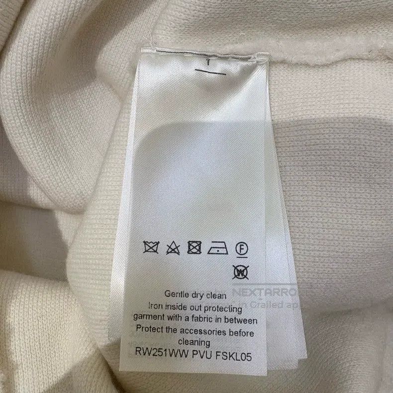 Louis Vuitton Louis Vuitton 25 New off-white embossed Logo cashmere knit Size US M / EU 48-50 / 2 - 8 Thumbnail