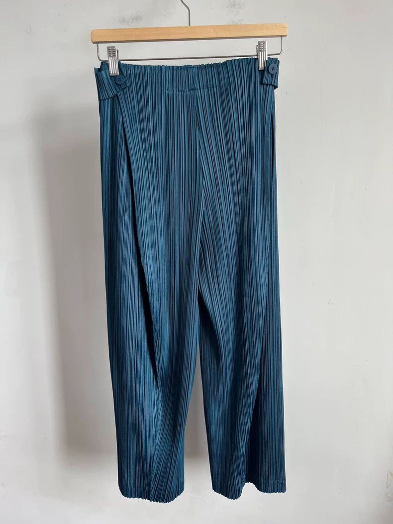 Issey Miyake Issey Miyake size:2 Dark blue pleated trousers Size 22" - 2 Thumbnail