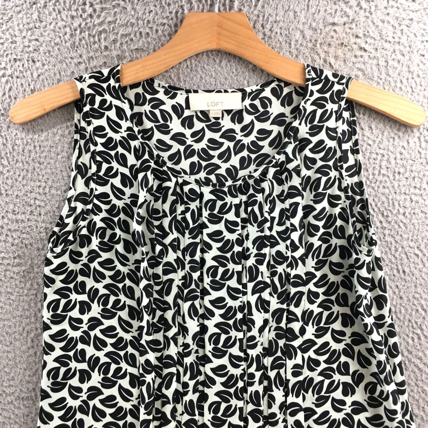 Ann Taylor Ann Taylor LOFT Blouse Womens Small Black Sleeveless Leaf Print Pleated Front Size S / US 4 / IT 40 - 2 Thumbnail