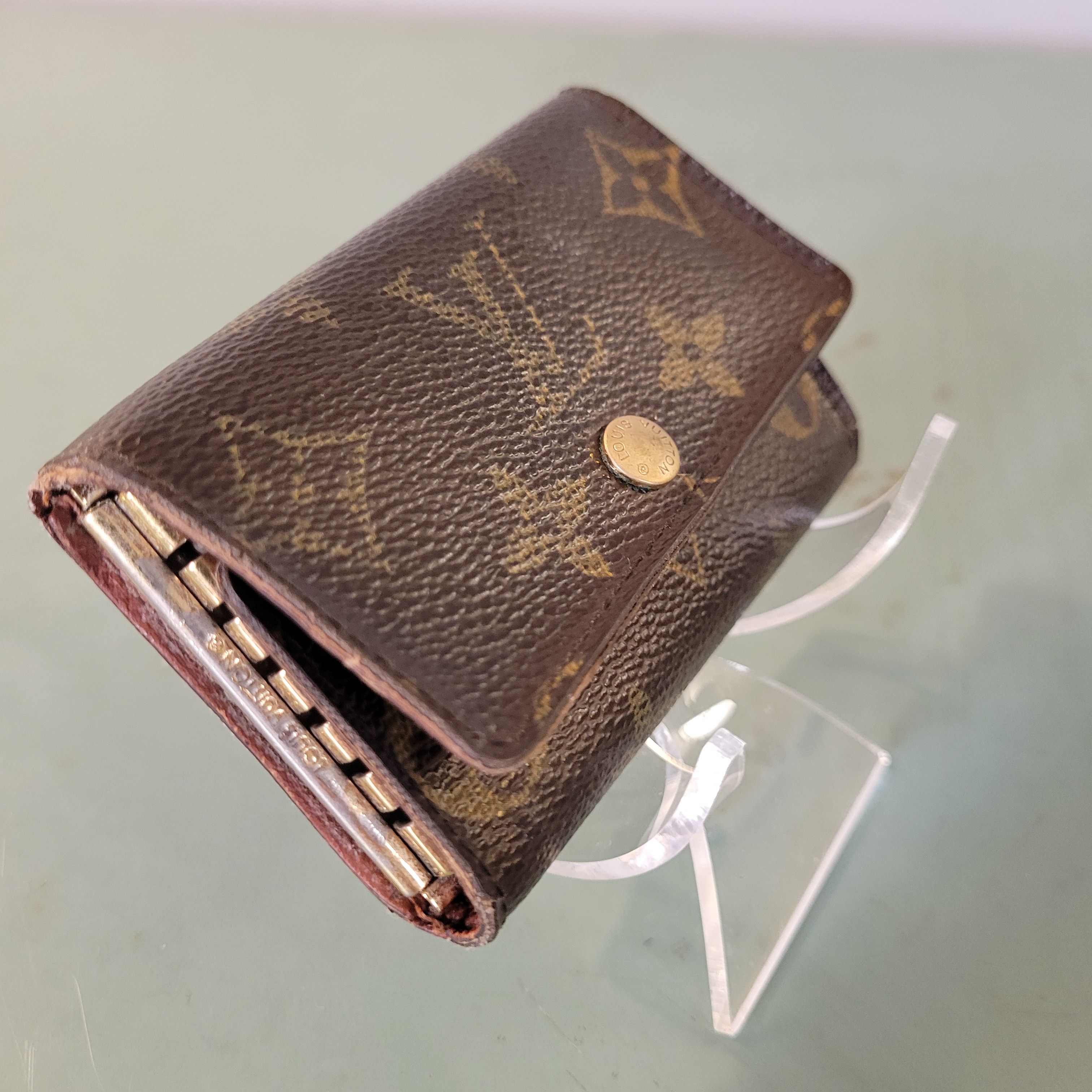 Louis Vuitton Louis Vuitton LV Monogram 6 Key Key Case Key Holder Size ONE SIZE - 3 Thumbnail