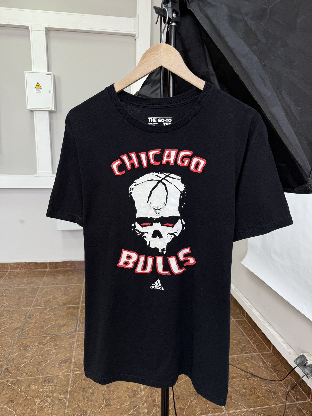 Adidas 💀🇺🇸 Y2K Adidas Chicago Bulls Skull T-Shirt Rare Retro Hype Size US L / EU 52-54 / 3 - 1 Thumbnail