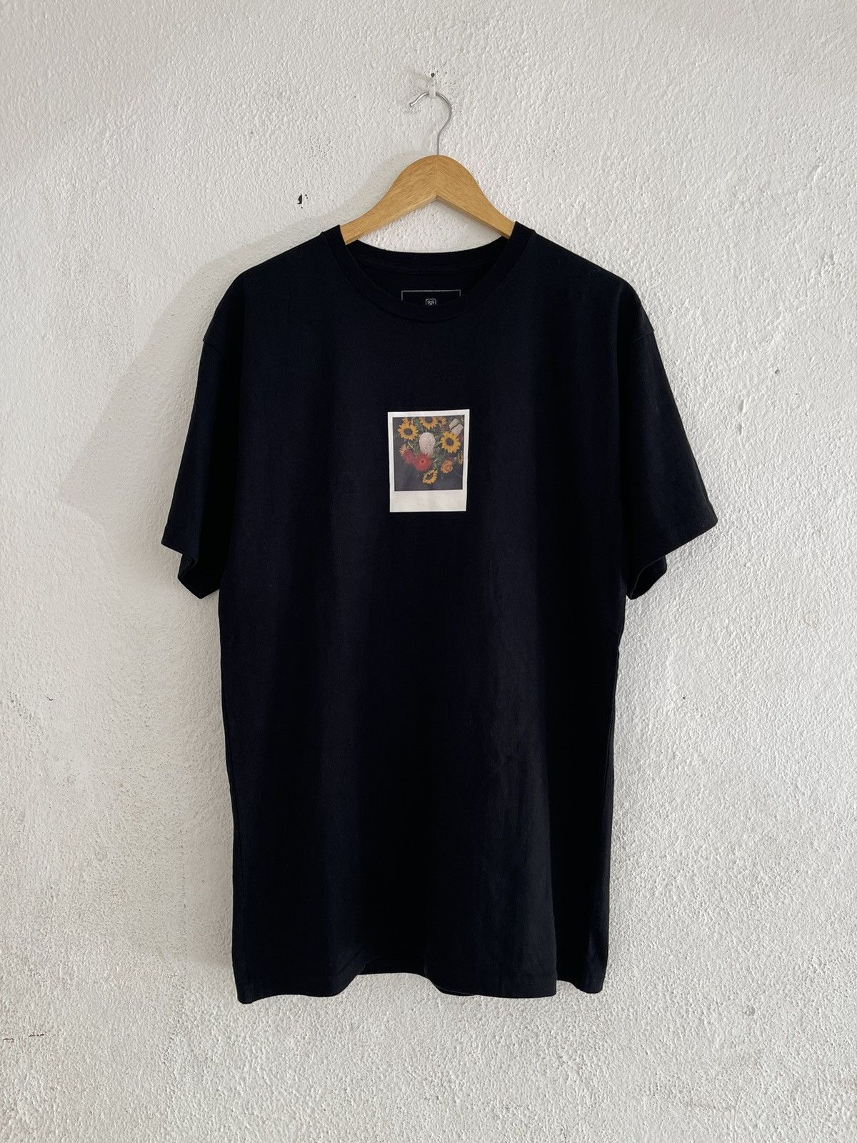 uniform experiment Uniform Experiment x Araki Polaroid Flower T Shirt Size US L / EU 52-54 / 3 - 1 Thumbnail