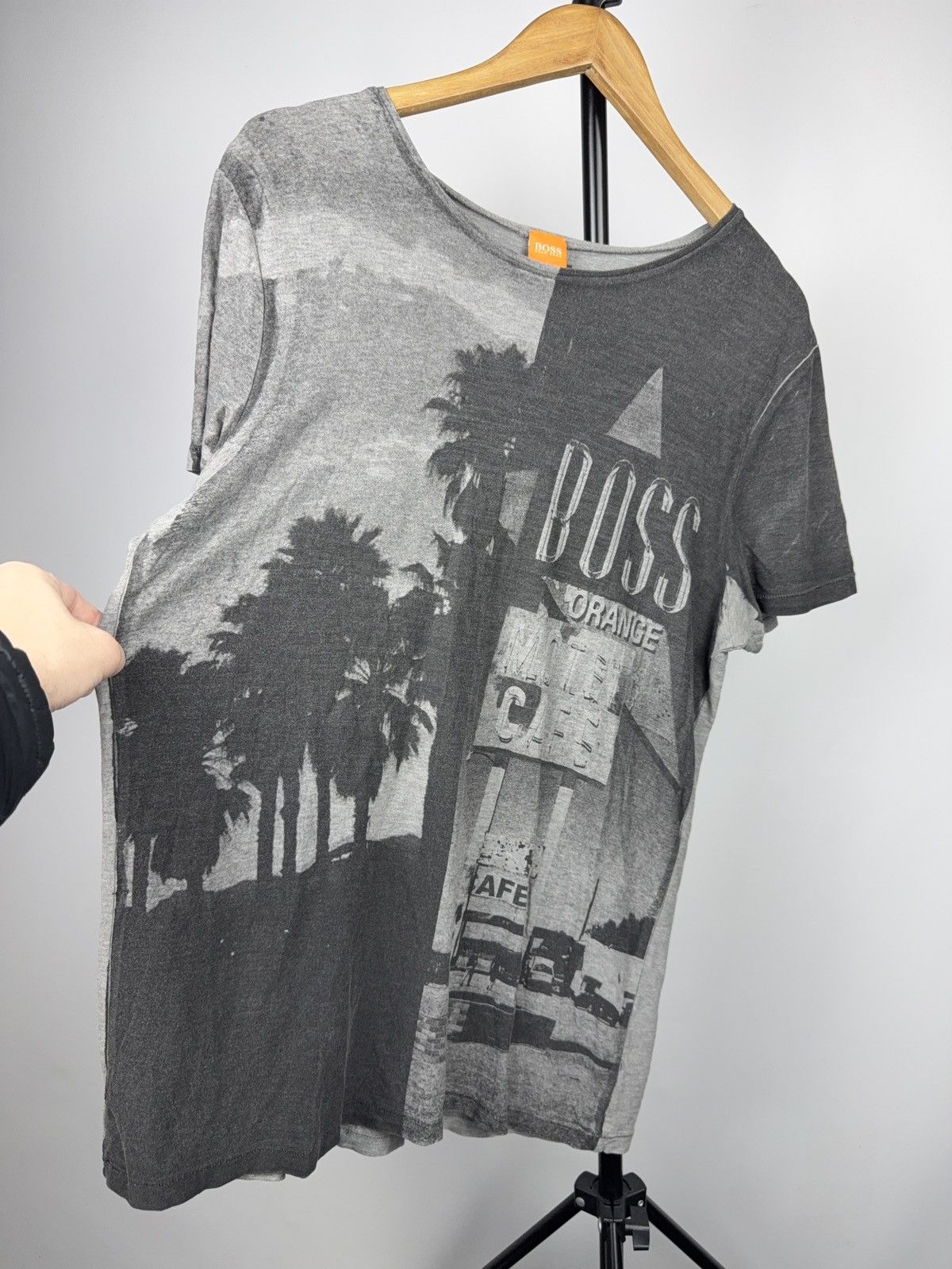 Hugo Boss 00s Retro Hugo Boss Orange Graphic Motel Palm Tee Men’s M Size US M / EU 48-50 / 2 - 2 Thumbnail