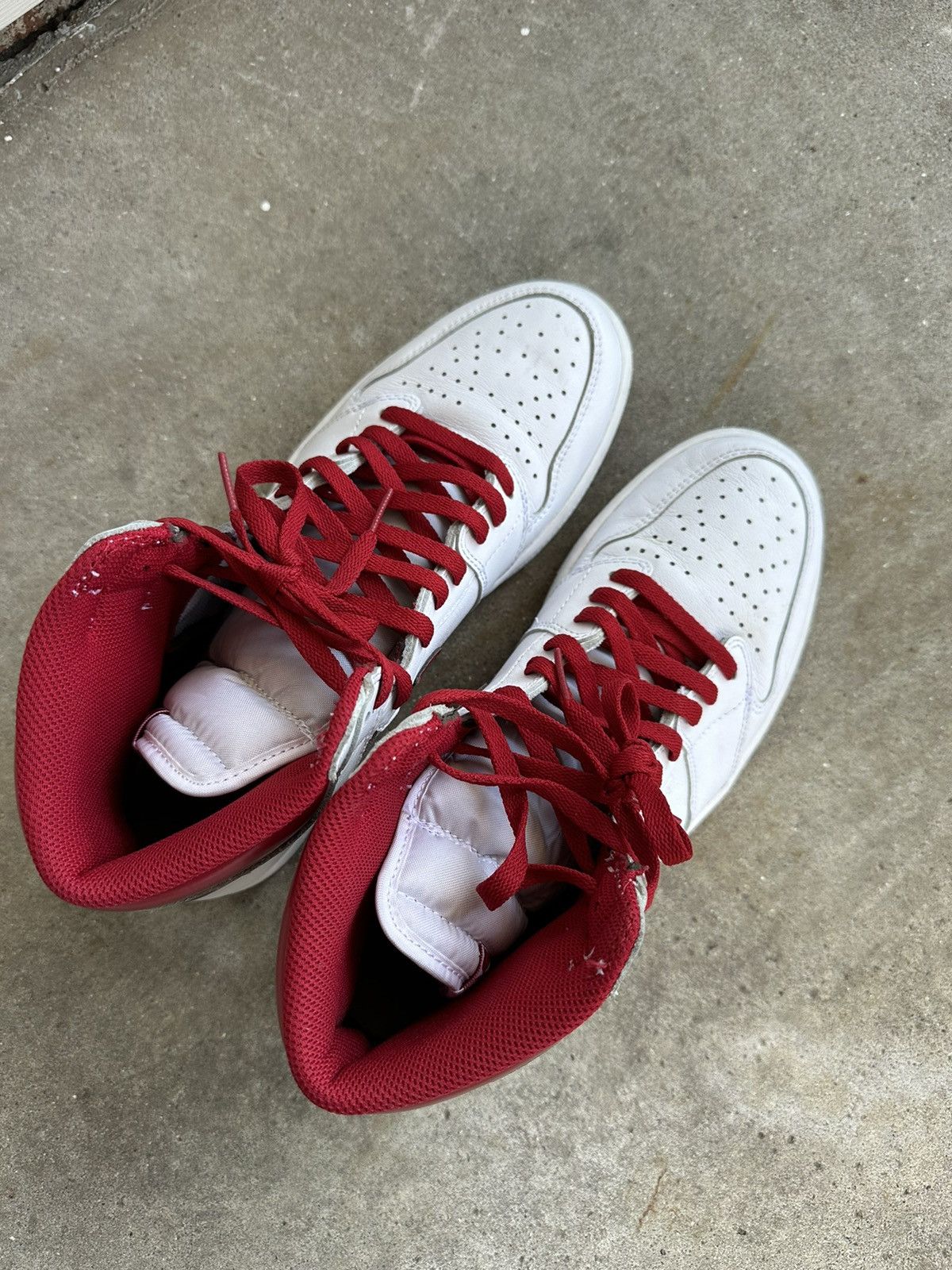 Jordan Brand Nike Air Jordan 1 Retro High OG Metallic Red size 11 Size US 11 / EU 44 - 3 Thumbnail
