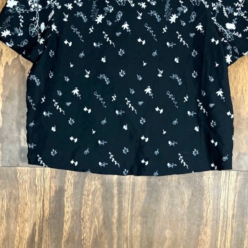 Banana Republic Banana Republic Womens Blouse Black White Floral Short Sleeve Petite XS Blouse Casual Workwear Travel Size XS / US 0-2 / IT 36-38 - 3 Thumbnail