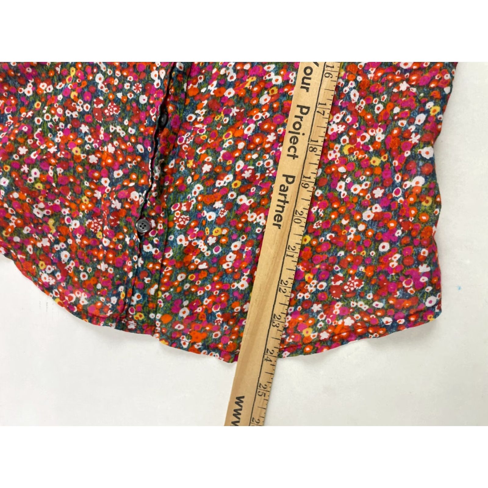 Isaac Mizrahi Isaac Mizrahi Shirt Blouse Women's Size Small Red Florals Button Up Long Sleeve Womens Size S / US 4 / IT 40 - 5 Thumbnail