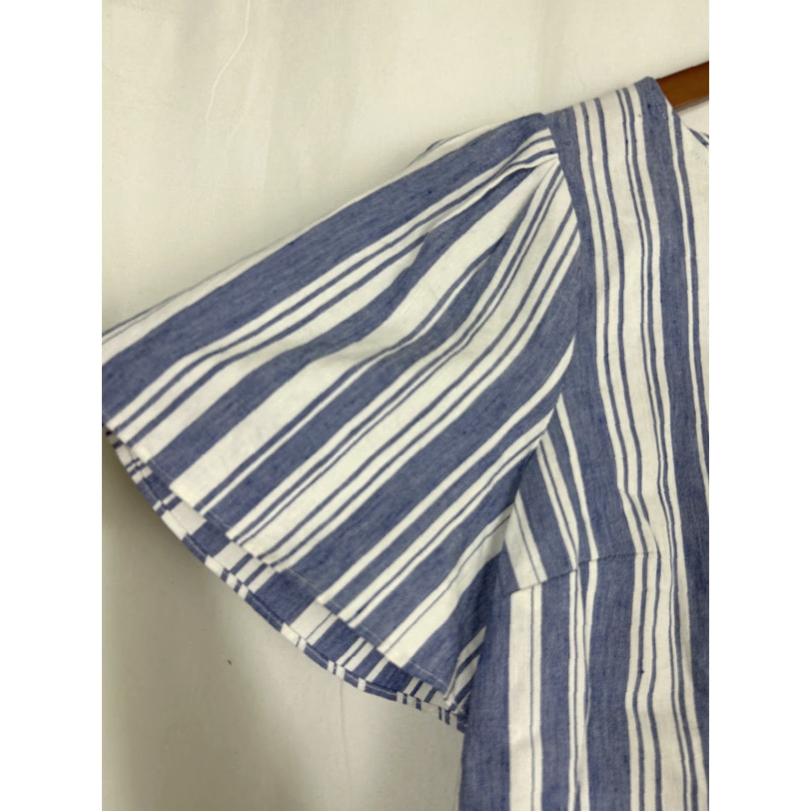 Vintage CAbi Blouse Shirt Striped Wing Tunic Top Short Sleeve Size S Blue White Linen Seersucker Keyhole Button Casual Vintage No N/A (remove N/A) Size S / US 4 / IT 40 - 2 Thumbnail