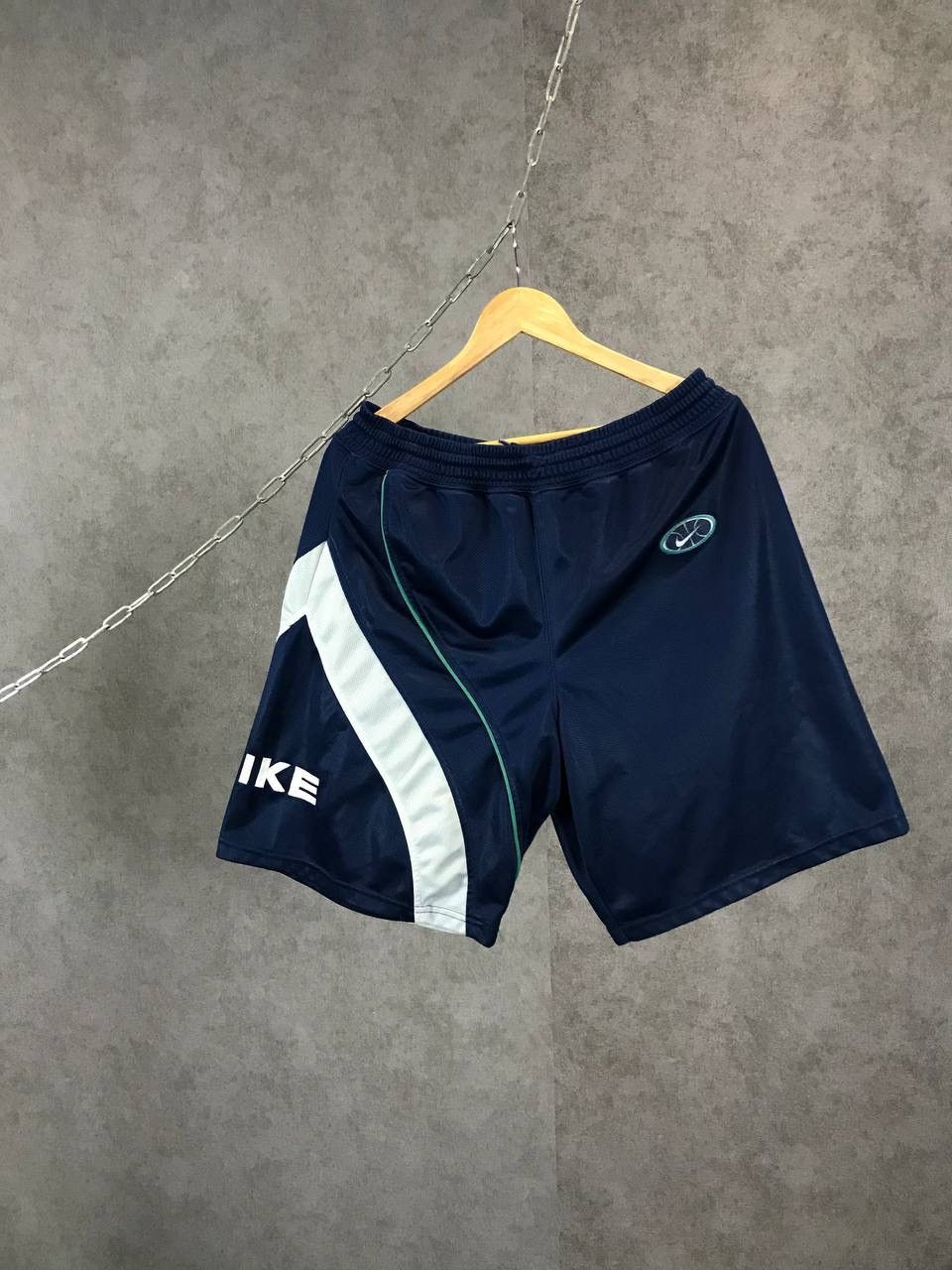 Nike Nike swoosh streetwear vintage shorts Size US 32 / EU 48 - 1 Thumbnail